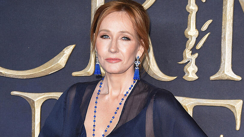 J.K. Rowling verteidigt ihre in der Kritik stehenden Tweets. J.K. Rowling verteidigt ihre in der Kritik stehenden Tweets.