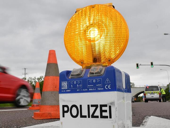 Eine Warnleuchte der Polizei. Foto: Hendrik Schmidt/zb/dpa/Archivbild