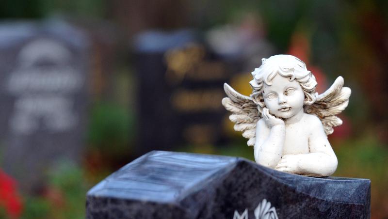 Eine kleine Engelsfigur auf einem Grab ist auf einem Freidhof zu sehen. Foto: Patrick Pleul/Archivbild Eine kleine Engelsfigur auf einem Grab ist auf einem Freidhof zu sehen. Foto: Patrick Pleul/Archivbild