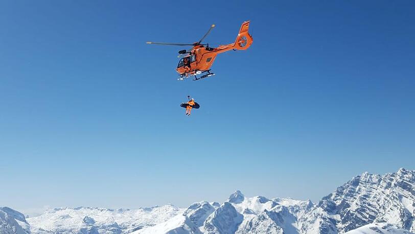 Ein 51-jährige Mann war mit zwei Begleitern zwischen Schneibstein und Windschartenkopf unterwegs, als er sich in 2.100 Metern Höhe den Unterschenkel brach.