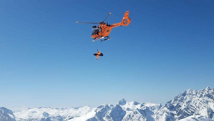 Ein 51-jährige Mann war mit zwei Begleitern zwischen Schneibstein und Windschartenkopf unterwegs, als er sich in 2.100 Metern Höhe den Unterschenkel brach.