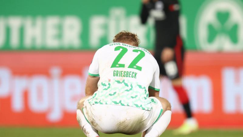 Gian-Luca Itter verweilt nach dem Abpfiff auf dem Rasen.