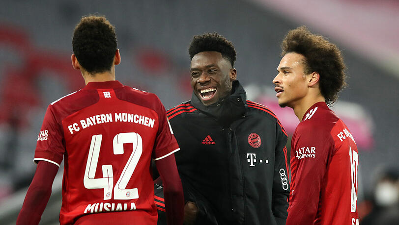 Wann Alphonso Davies (m.) wieder mit seinen Mitspielern auf dem Platz stehen kann, ist noch unklar.