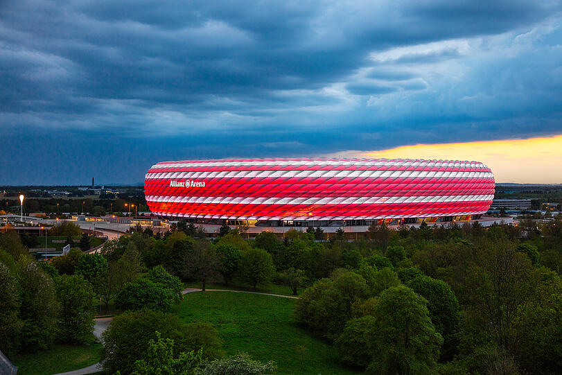 In den kommenden Tagen wird die Allianz Arena abends im Design der neuen Trikots erstrahlen.