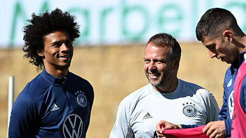 Leroy Sané (l.) läuft seiner Top-Form weiter hinterher, Bundestrainer Hansi Flick steht aber hinter ihm.