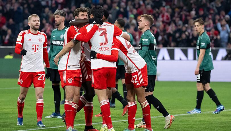 Die Spieler von München jubeln über das Tor von Min-Jae Kim zum 3:0.