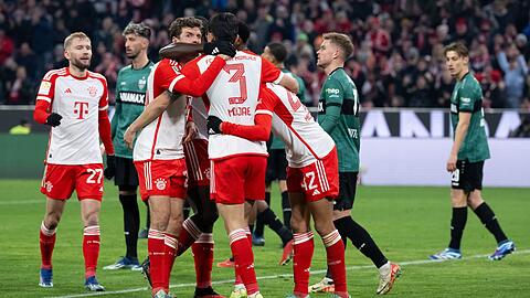 Die Spieler von München jubeln über das Tor von Min-Jae Kim zum 3:0.