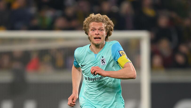 Münchens Jesper Verlaat spielt den Ball.
