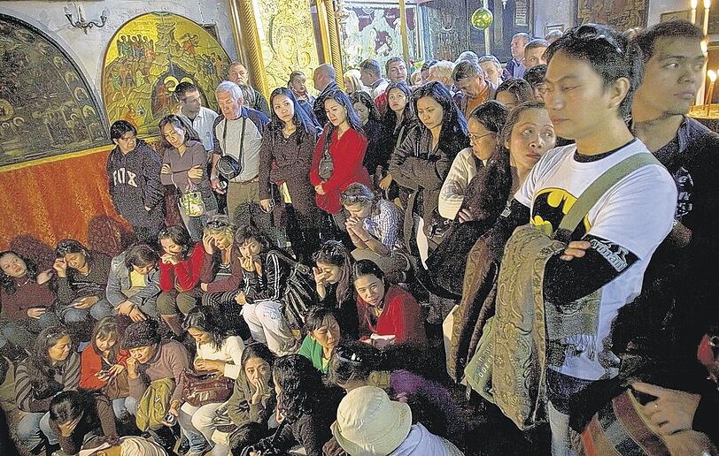 Dicht gedrängt sitzen die Touristen in der Geburtskirche in Bethlehem. Die Hotels in Bethlehem sind bis weit in den Januar hinein ausgebucht. Foto: AP