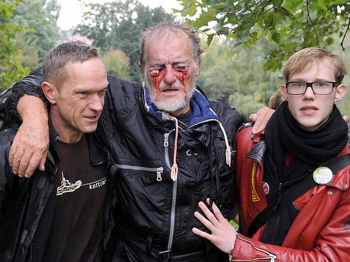 Dieses Foto erschütterte Deutschland: Nach der Demo in Stuttgart stützen zwei Helfer den schwer verletzten Dietrich Wagner.