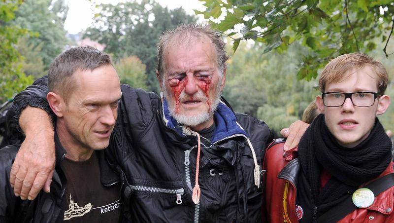 Dieses Foto erschütterte Deutschland: Nach der Demo in Stuttgart stützen zwei Helfer den schwer verletzten Dietrich Wagner. Dieses Foto erschütterte Deutschland: Nach der Demo in Stuttgart stützen zwei Helfer den schwer verletzten Dietrich Wagner.
