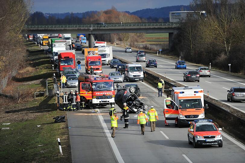 Blick von oben: Der Wagen des Geisterfahrers liegt auf dem Dach.