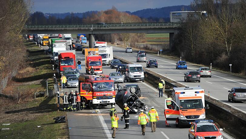 Blick von oben: Der Wagen des Geisterfahrers liegt auf dem Dach. Blick von oben: Der Wagen des Geisterfahrers liegt auf dem Dach.