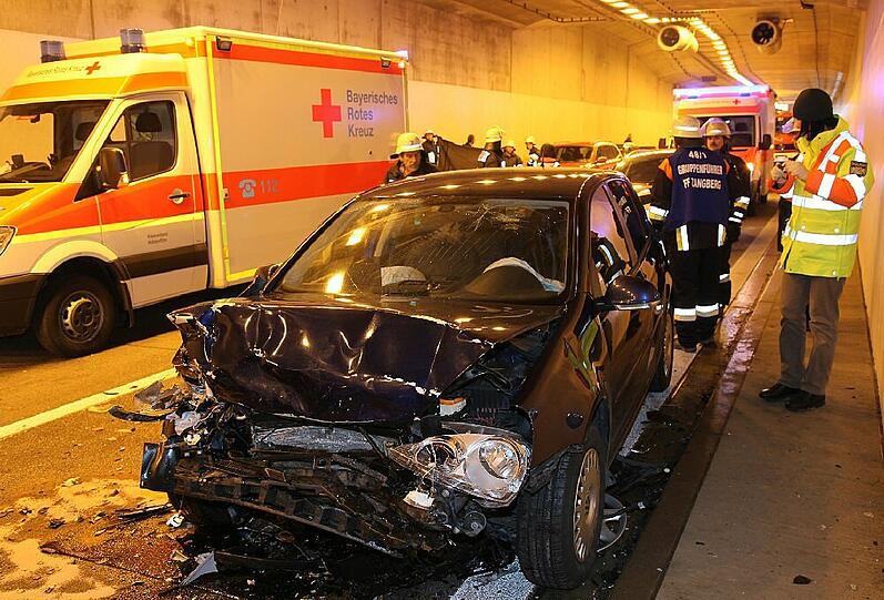 Ein Toter und ein Verletzter  - das ist die traurige Bilanz eines Geisterfahrerunfalls in einem Tunnel der A 94. Zwischen den Anschlussstellen Waldkraiburg und Heldenstein kam es zu dem schweren Crash.