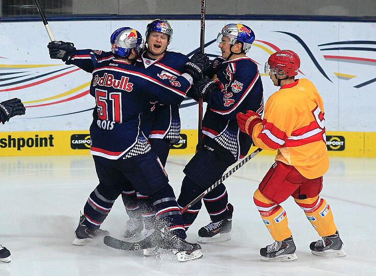 Der EHC um Uli Maurer feiert den 5:2-Sieg über die DEG.
