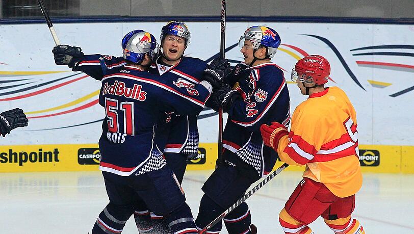Der EHC um Uli Maurer feiert den 5:2-Sieg über die DEG. Der EHC um Uli Maurer feiert den 5:2-Sieg über die DEG.