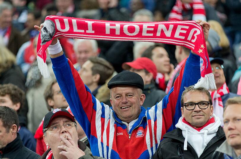 Ein Fan von Uli Hoeneß beim Spiel FC Bayern München gegen Bayer Leverkusen.