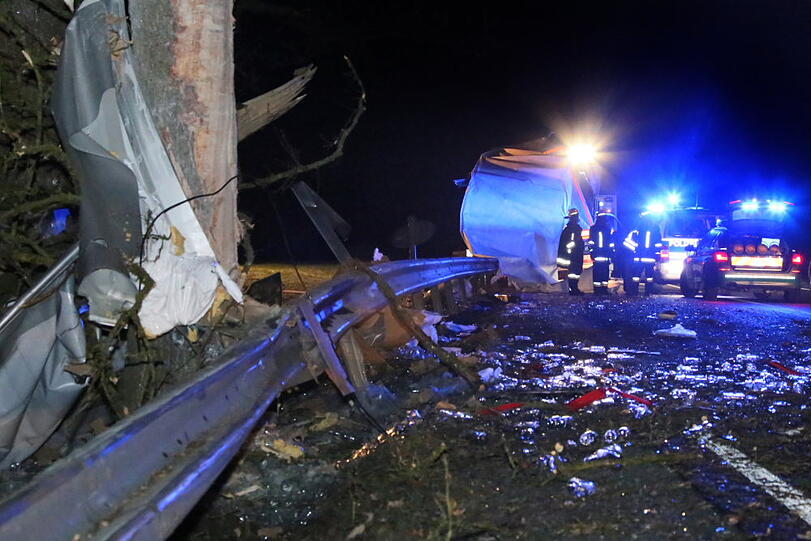 Auf der B12 im Landkreis Mühldrof hat sich am Montagmorgen ein schwerer Lkw-Unfall ereignet.