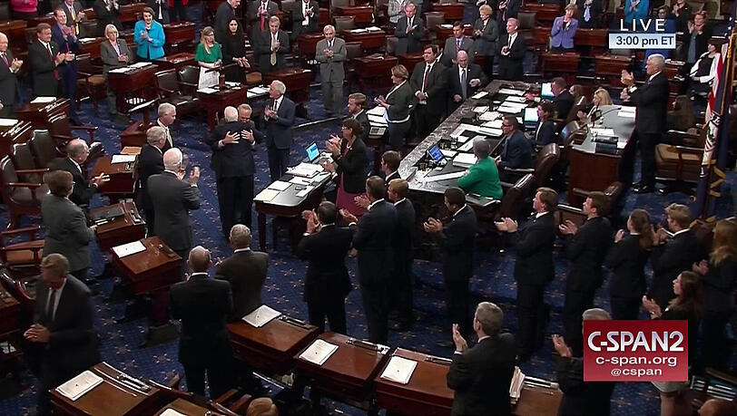 US-Senator John McCain sicherte mit seiner Stimme, dass wenigstens überhaupt weiter diskutiert wird. US-Senator John McCain sicherte mit seiner Stimme, dass wenigstens überhaupt weiter diskutiert wird.