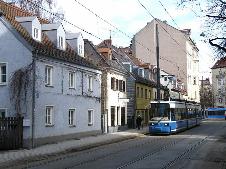 in direkter Nachbarschaft zu den kleinen Herbergshäusln. Hier in der Milchstraße.