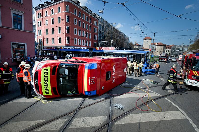 Crash am Isartor: Ein Rettungswagen und eine Trambahn sind ineinander gekracht. Die Bilder...