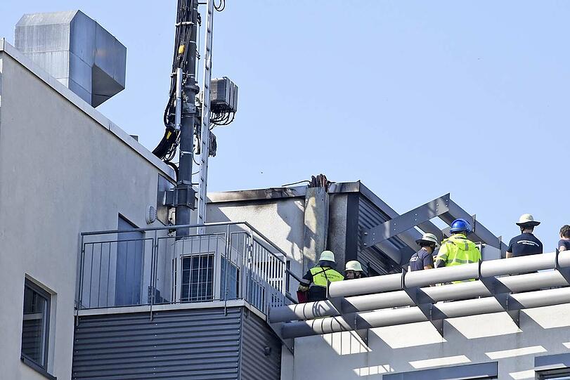Auf dem Bürogebäude an der Tegernseer Landstraße war ein Feuer ausgebrochen, die Feuerwehr konnte den Brand rasch unter Kontrolle bringen.