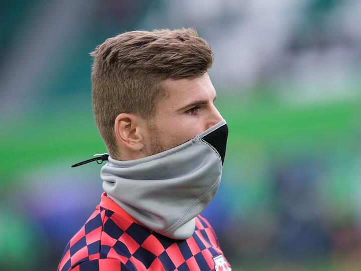 Fußballer könnten in der Corona-Krise nach Ansicht eines führenden belgischen Virologen mit Schutzmasken spielen.