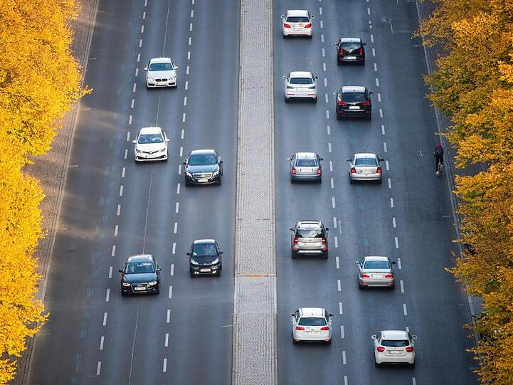 Autos fahren auf der Straße. Foto: Arne Immanuel Bänsch/Archiv