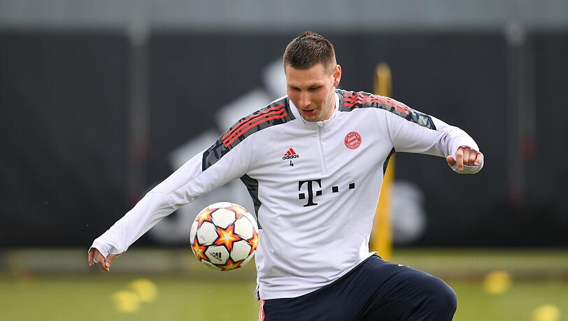 Niklas Süle spielt den Ball.