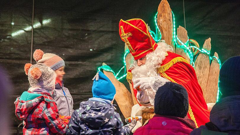 Der Nikolaus besucht den Weihnachts- und Wintermarkt am 20.11., 6.12. sowie 16.12.22. Der Nikolaus besucht den Weihnachts- und Wintermarkt am 20.11., 6.12. sowie 16.12.22.