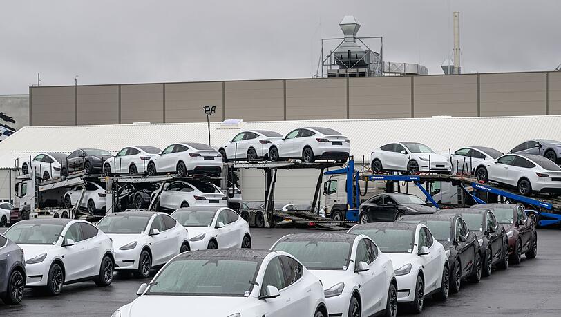 Tesla will als Robotaxis nach bisherigen Angaben zunächst handelsübliche Fahrzeuge des Typs Model Y einsetzen. (Archivbild)