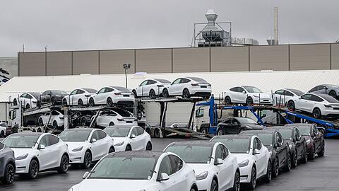 Tesla will als Robotaxis nach bisherigen Angaben zunächst handelsübliche Fahrzeuge des Typs Model Y einsetzen. (Archivbild)