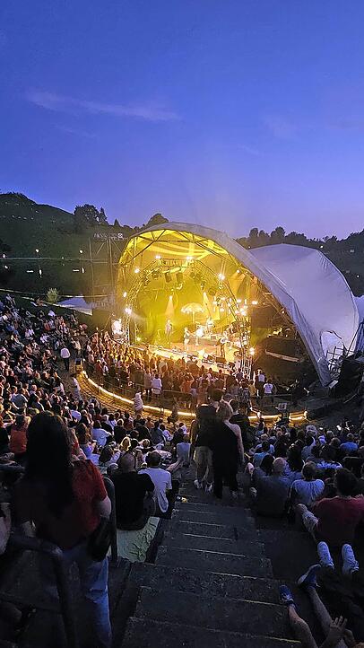 Beim Theatron MusikSommer wird am Olympiasee gepicknickt und getanzt. Beim Theatron MusikSommer wird am Olympiasee gepicknickt und getanzt.