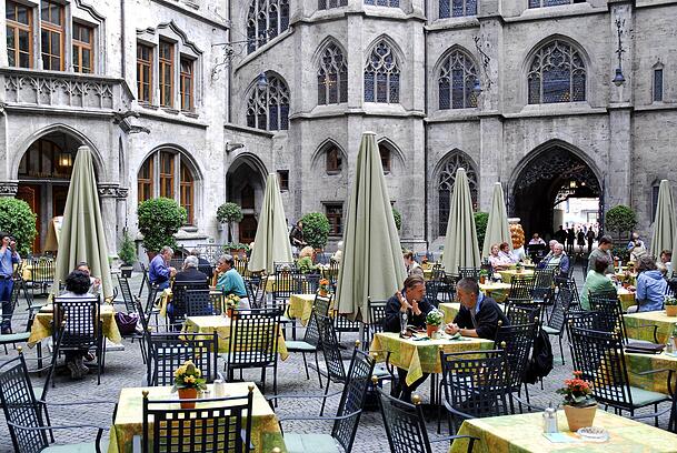 Mitten in der City und doch so lauschig. Im Rathaus-Innenhof hat das Ratskeller-Team seinen G&auml;sten Schweinsbraten, Schnitzel und nat&uuml;rlich auch Bier und Wein serviert.