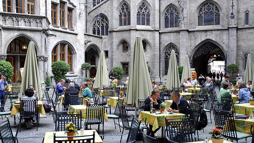 Mitten in der City und doch so lauschig. Im Rathaus-Innenhof hat das Ratskeller-Team seinen G&auml;sten Schweinsbraten, Schnitzel und nat&uuml;rlich auch Bier und Wein serviert.