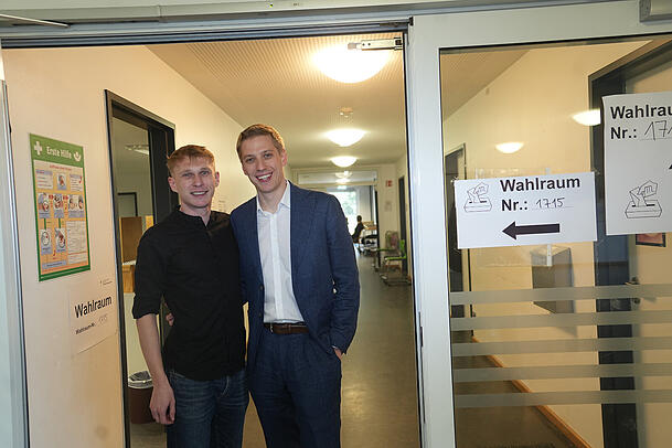 OB-Kandidat Dominik Krause (Gr&uuml;ne) bei der Stimmabgabe in einem Wahllokal in M&uuml;nchen-Giesing mit seinem Verlobten Sebastian M&uuml;ller.