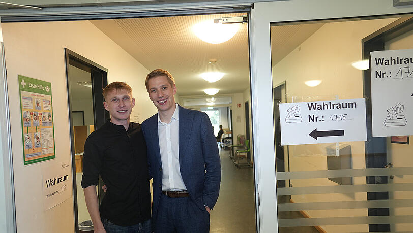 OB-Kandidat Dominik Krause (Gr&uuml;ne) bei der Stimmabgabe in einem Wahllokal in M&uuml;nchen-Giesing mit seinem Verlobten Sebastian M&uuml;ller.