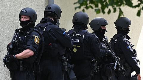 Schwerbewaffnete Polizisten am Welfen-Gymnasium in Schongau.
