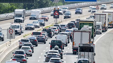Besonders zu Beginn der Sommerferien ist die Staugefahr auf bayerischen Autobahnen gro&szlig;. (Archivbild)