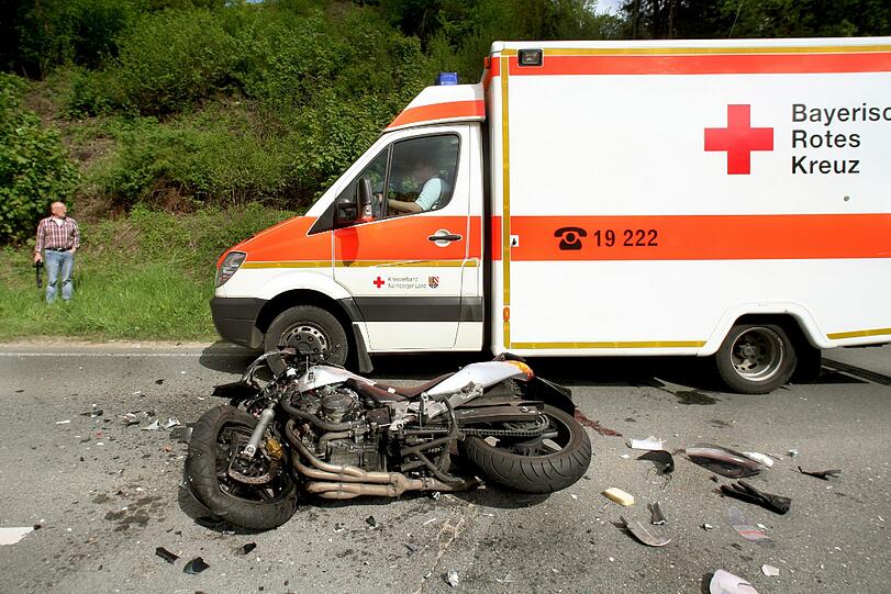 Ein Motorradfahrer ist schwer verunglückt. Für ihn kam jede Rettung zu spät. (Szenefoto)