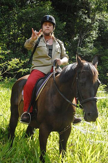 Rockstar hoch zu Ross: Martin Kesici reitet zum Camp.