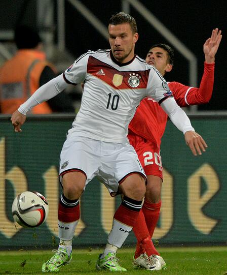 Lukas Podolski - Note 4 - Der Edelreservist des FC Arsenal kam in seinem 121. Länderspiel erstmals seit dem letzten WM-Gruppenspiel wieder von Beginn an zum Einsatz. Hatte zwar einzelne starke Szenen wie die Vorbereitungen zum 2:0 und 4:0, tauchte aber viel zu oft und viel lange ab.