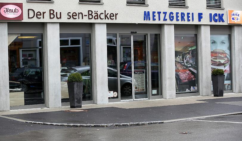 Es ist schon das dritte Mal innerhalb eines Monats, dass sich Diebe an der Beschriftung der Bäckerei Bussen in Bad Saulgau zu Schaffen gemacht haben... die Inhaber finden's weniger lustig.