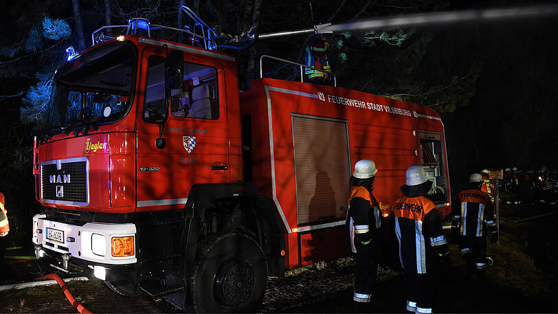 Die Bilder vom Feuerwehreinsatz in Vilsbiburg, bei dem ein Sägewerk komplett abgebrannt ist.