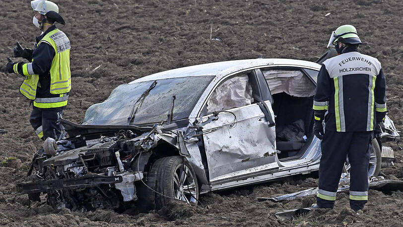 Das völlig demolierte Wrack steht auf einem Acker neben der A8 - Bilder vom Rettungseinsatz.