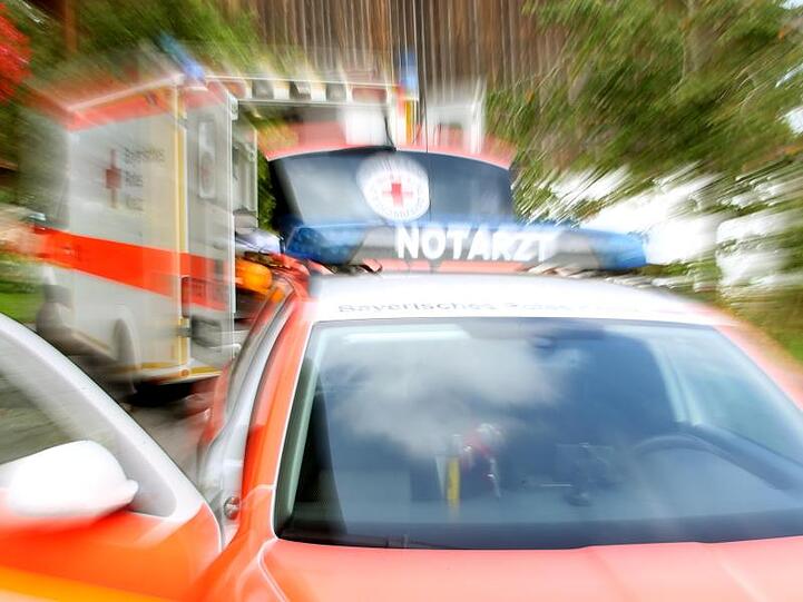 Ein Notarzteinsatzfahrzeug (NEF) und ein Rettungswagen (RTW). Foto: Stephan Jansen/dpa/Archivbild