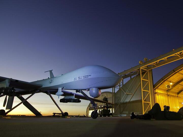 Eine US-Drohne des Typs Predator MQ-1 wird am Southern California Logistics Airport einer Nachflugkontrolle unterzogen.