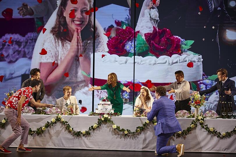 Die Hochzeitsfeier von Orfeo und Euridice in Jens-Daniel Herzogs Monteverdi-Inszenierung am Nürnberger Staatstheater.