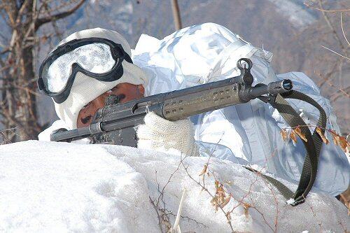 Wegen dem Schnee im Nordirak sind die türkischen Soldaten weiß getarnt