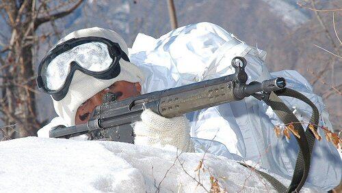 Wegen dem Schnee im Nordirak sind die türkischen Soldaten weiß getarnt Wegen dem Schnee im Nordirak sind die türkischen Soldaten weiß getarnt